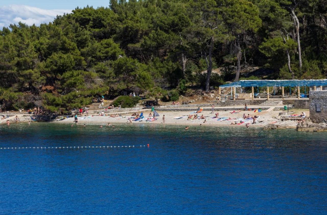 Mediterranes Ferienhaus M. Terrasse Veli Lošinj Dış mekan fotoğraf