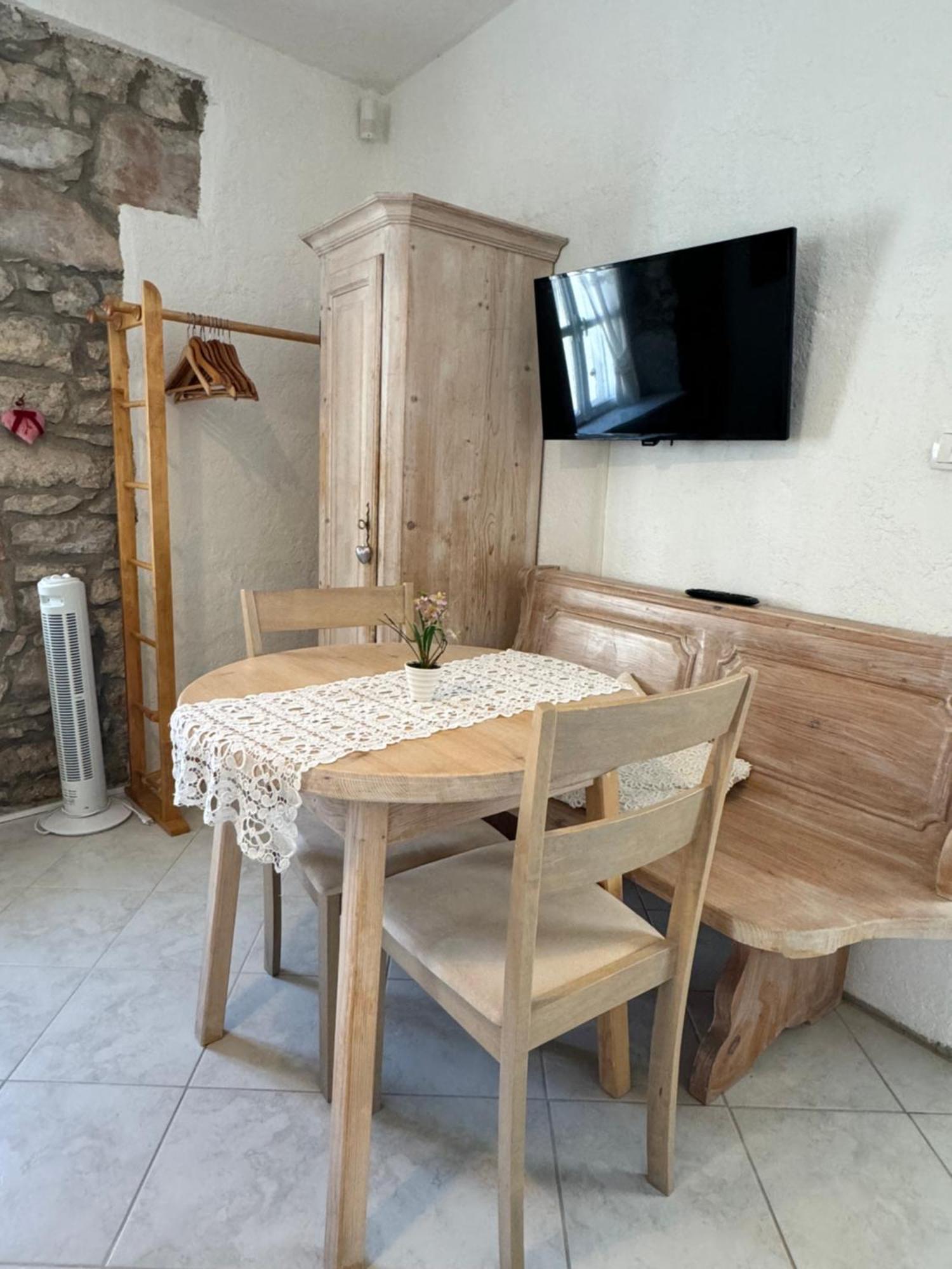 Mediterranes Ferienhaus M. Terrasse Veli Lošinj Dış mekan fotoğraf