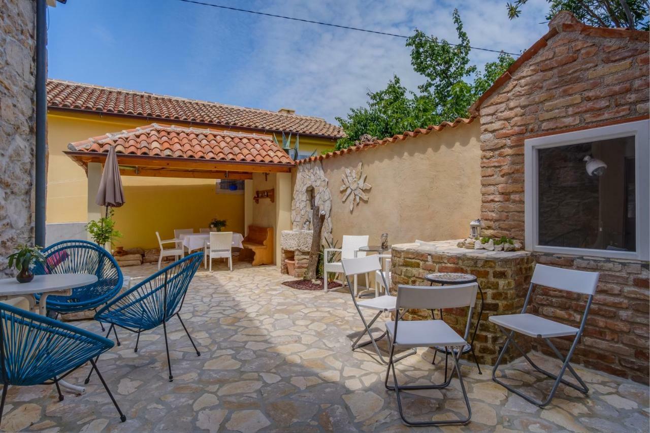 Mediterranes Ferienhaus M. Terrasse Veli Lošinj Dış mekan fotoğraf