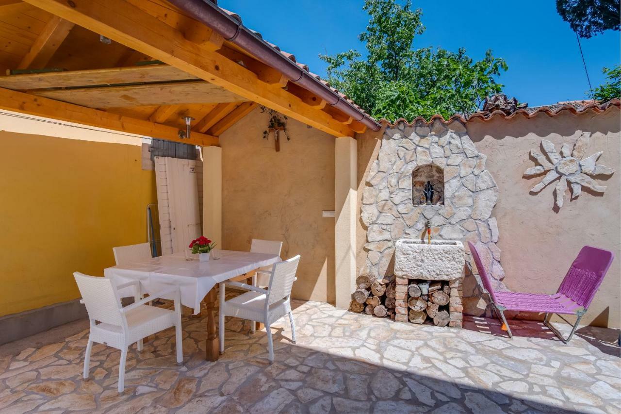 Mediterranes Ferienhaus M. Terrasse Veli Lošinj Dış mekan fotoğraf