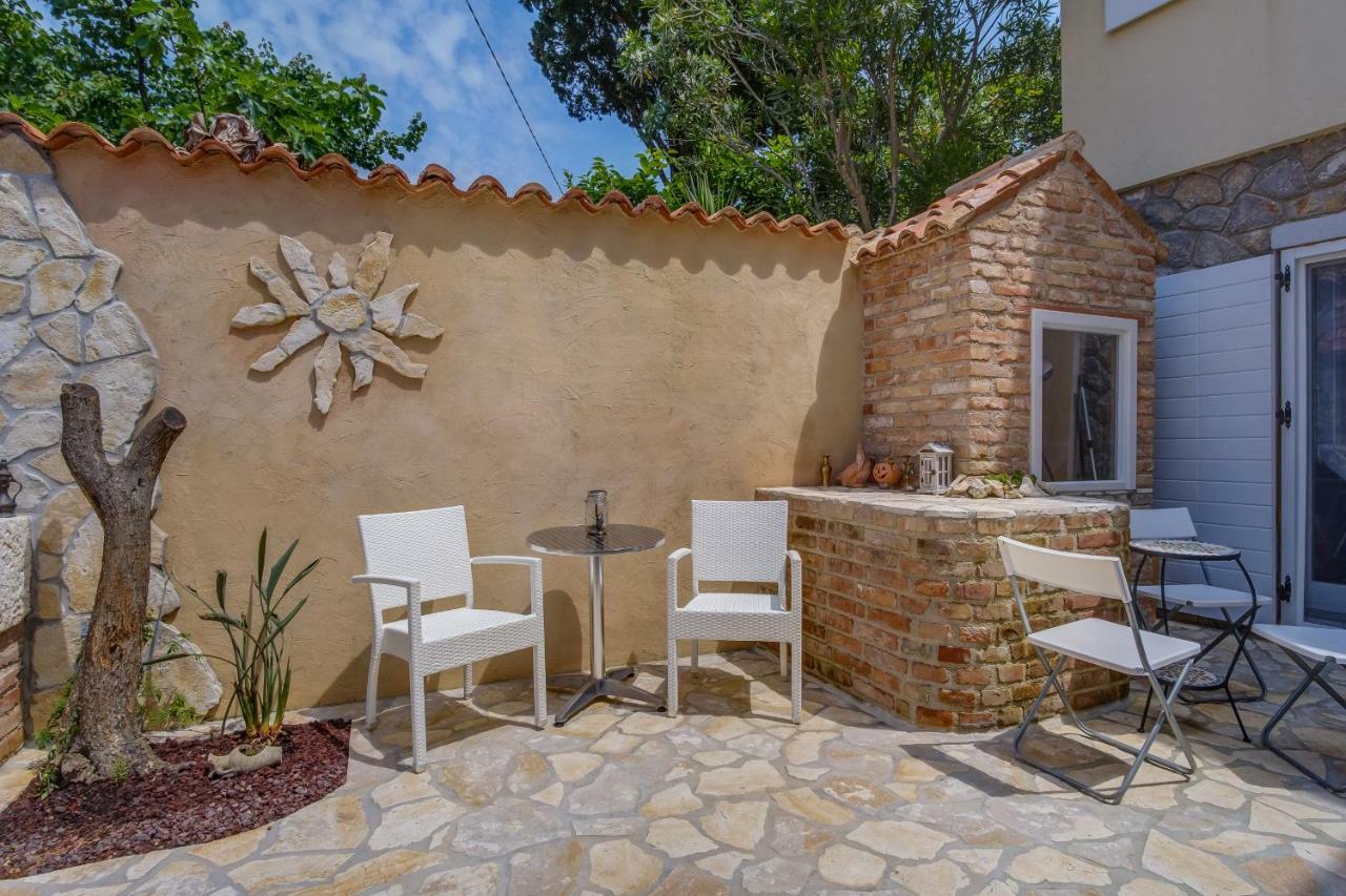 Mediterranes Ferienhaus M. Terrasse Veli Lošinj Dış mekan fotoğraf