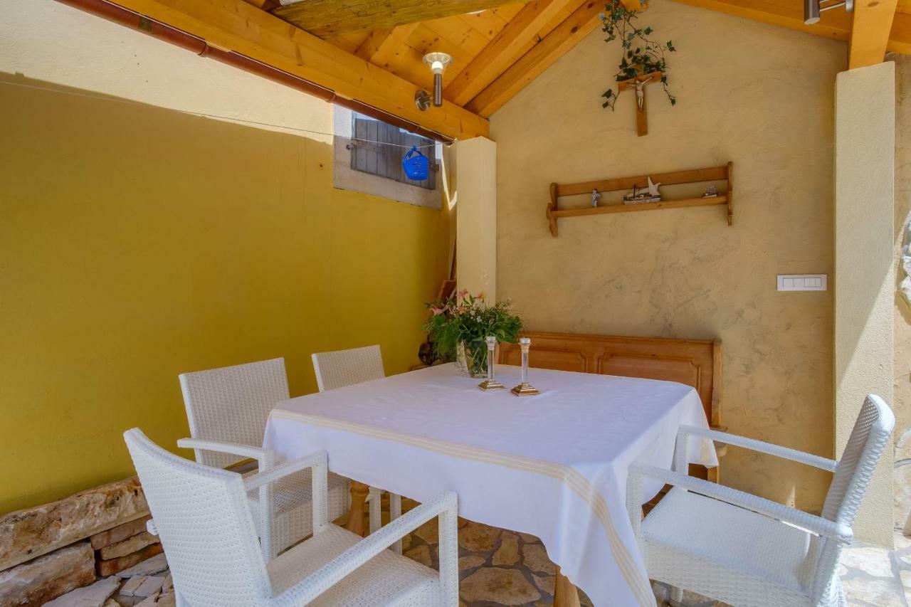 Mediterranes Ferienhaus M. Terrasse Veli Lošinj Dış mekan fotoğraf