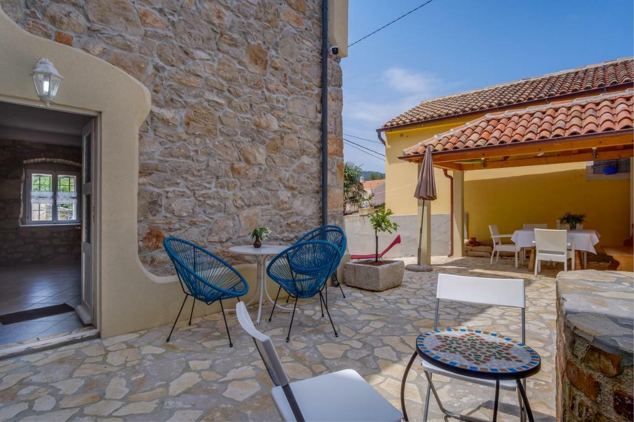 Mediterranes Ferienhaus M. Terrasse Veli Lošinj Dış mekan fotoğraf