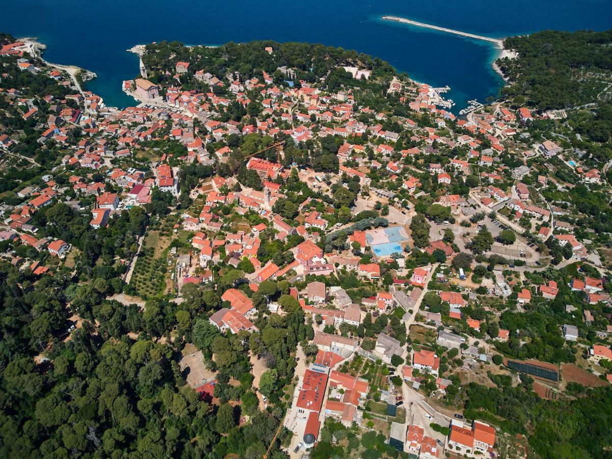 Mediterranes Ferienhaus M. Terrasse Veli Lošinj Dış mekan fotoğraf