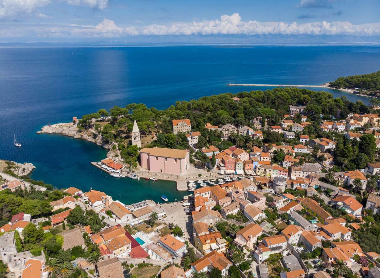 Mediterranes Ferienhaus M. Terrasse Veli Lošinj Dış mekan fotoğraf