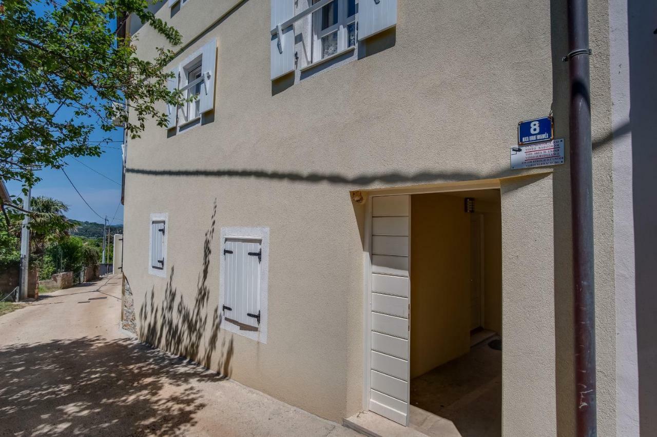 Mediterranes Ferienhaus M. Terrasse Veli Lošinj Dış mekan fotoğraf